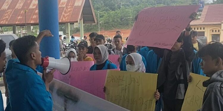 Menuntut Hak, Mahasiswa UIN Jambi Gelar Aksi