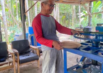 Warga Teluk Kulbi Sulap Pelepah Pinang jadi Barang Ekonomis