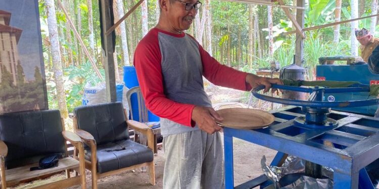Warga Teluk Kulbi Sulap Pelepah Pinang jadi Barang Ekonomis