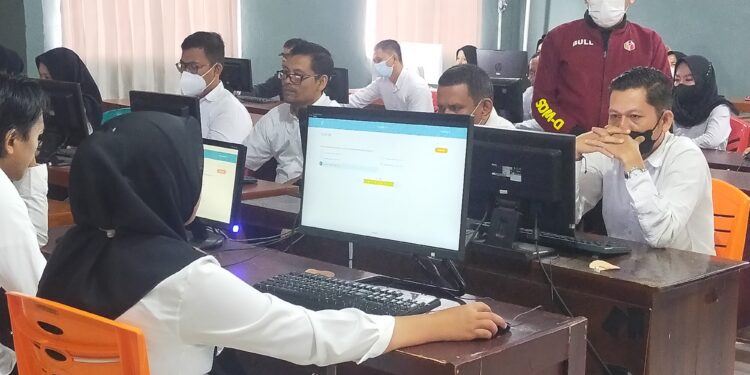 Antusias Peserta Ikuti Ujian CAT Panwascam