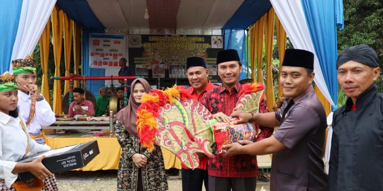 Kunjungan ke Paguyuban Krida Turonggo Setto, Edi Purwanto Beri Bantuan Alat Kesenian