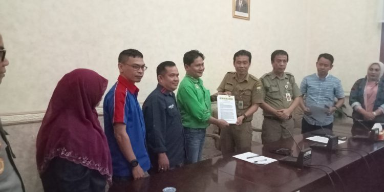 Kasubag Humas Wakili Pimpinan dan Anggota DPRD Terima Audiensi Bersama Buruh Tolak RUU Ciptaker 