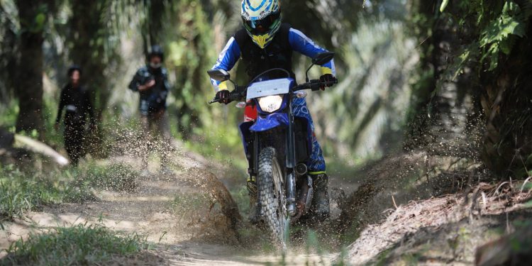 Seru! Riding Experience WR 155 Bersama Konsumen dan Komunitas Trail Jambi Memacu Adrenalin