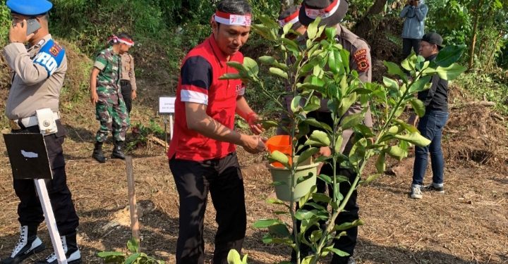 Tanam Pohon di Danau Sipin, Edi Purwanto Kampanyekan Penghijaun Sejak Dini