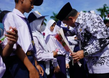 Al Haris Serahkan Bantuan Dumisake Pendidikan dan Siswa Kurang Mampu