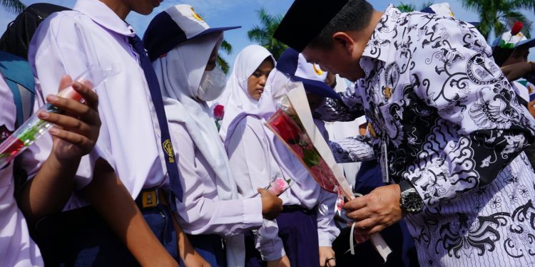 Al Haris Serahkan Bantuan Dumisake Pendidikan dan Siswa Kurang Mampu