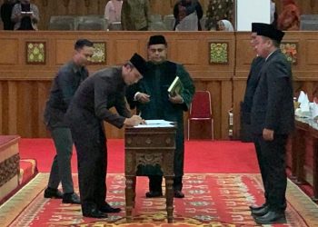 PAW Rahimah dan Izhar Madjid dilantik oleh Ketua DPRD Jambi
