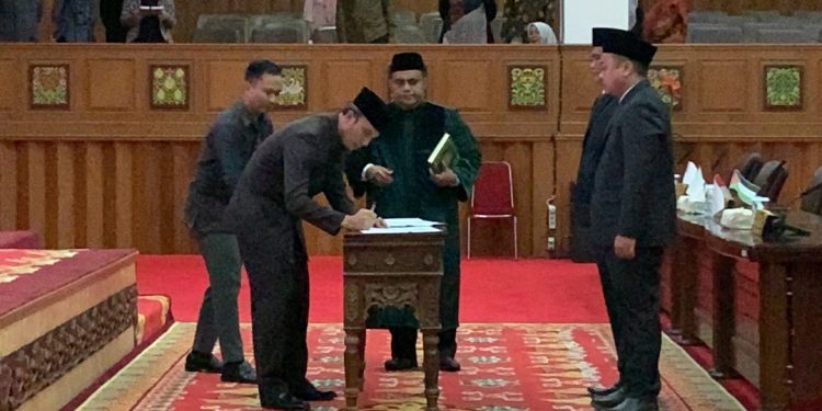 PAW Rahimah dan Izhar Madjid dilantik oleh Ketua DPRD Jambi