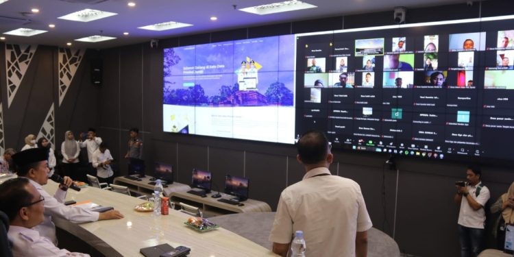 Gubernur Al Haris Sapa Pemerintah Desa Penerima Bantuan Internet Desa