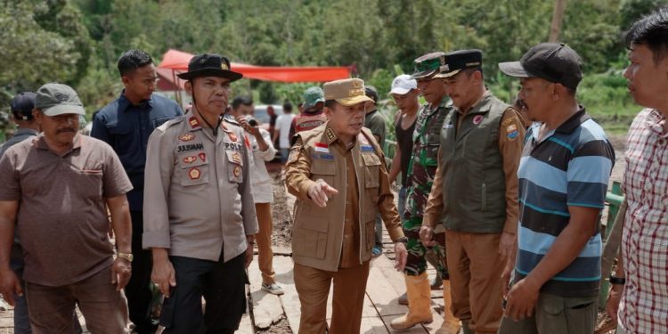 Gubernur Jambi Tinjau Jembatan Ambruk di Kerinci Akibat Banjir