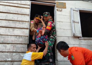 Kunjungi Korban Banjir di Tebo, Gubernur Serahkan Bantuan Beras, Mie serta Makanan Siap Saji