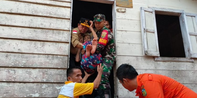 Kunjungi Korban Banjir di Tebo, Gubernur Serahkan Bantuan Beras, Mie serta Makanan Siap Saji