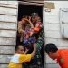 Kunjungi Korban Banjir di Tebo, Gubernur Serahkan Bantuan Beras, Mie serta Makanan Siap Saji