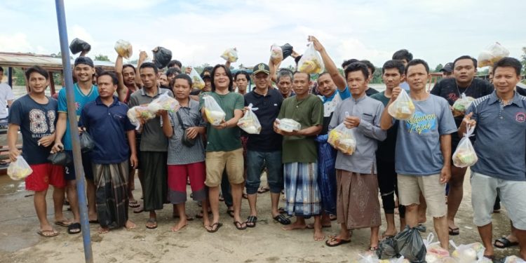 Saipul Anwar Bagikan 1.200 Paket Sembako untuk Korban Banjir di 3 Desa