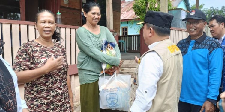 Gubernur Al Haris Beri Bantuan untuk Korban  Banjir di Kasang dan Seberang