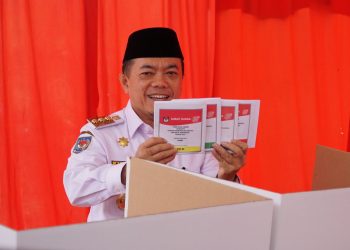 Gubernur Al Haris Gunakan Hak Pilihnya di TPS 32 Rawasari