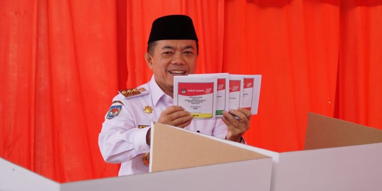 Gubernur Al Haris Gunakan Hak Pilihnya di TPS 32 Rawasari