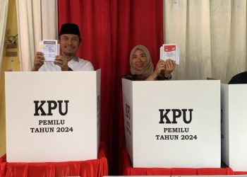 Ketua DPRD Jambi Bersama Istri Nyoblos di TPS 13 Kenali Besar