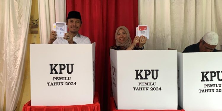 Ketua DPRD Jambi Bersama Istri Nyoblos di TPS 13 Kenali Besar