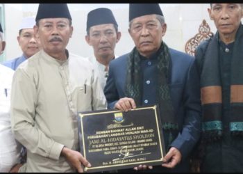 Wagub Jambi Sani Resmikan Status Langgar Jami Al Hidayatussholihin Desa Tangkit
