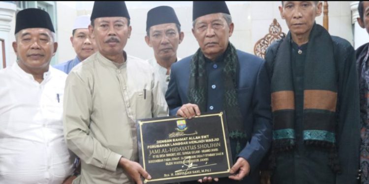 Wagub Jambi Sani Resmikan Status Langgar Jami Al Hidayatussholihin Desa Tangkit