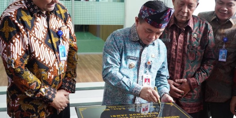 Gubernur Al Haris Resmikan Studio Multipurpose LPP RRI Jambi