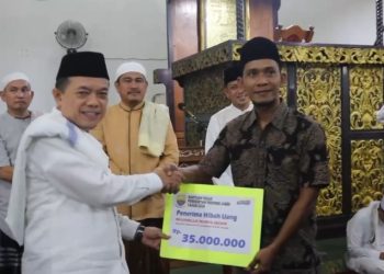 Safari Ramadhan di Bungo, Gubernur Jambi Serahkan Dana Hibah Untuk Masjid dan Musholla
