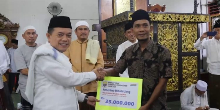 Safari Ramadhan di Bungo, Gubernur Jambi Serahkan Dana Hibah Untuk Masjid dan Musholla