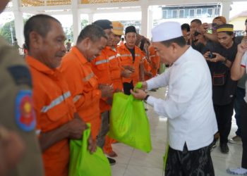 Gubernur Jambi Salurkan Bantuan Sembako Untuk Petugas Kebersihan Kota Jambi