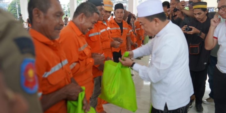 Gubernur Jambi Salurkan Bantuan Sembako Untuk Petugas Kebersihan Kota Jambi
