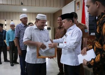 Momentum Ramadhan, Gubernur Jambi Serahkan Tali Asih dan Penghargaan untuk Pensiunan Guru