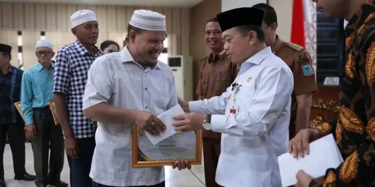 Momentum Ramadhan, Gubernur Jambi Serahkan Tali Asih dan Penghargaan untuk Pensiunan Guru