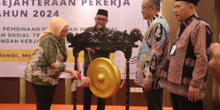 Dialog dan Edukasi Kemenaker RI, Sekda Sudirman: Program Dumisake Bantu Pekerja Tingkatkan Kesejahteraan