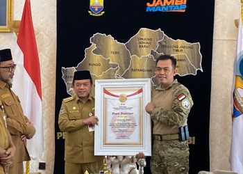 Gubernur Al Haris Terima Penghargaan dari Densus 88