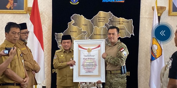 Gubernur Al Haris Terima Penghargaan dari Densus 88