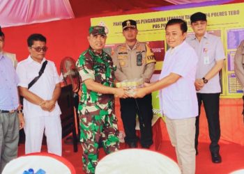Pj Bupati dan Kapolres Tebo, Cek Pospam Lebaran Rimbo Bujang serta Serahkan Bingkisan