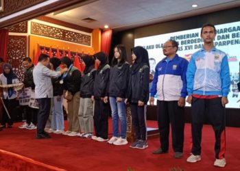 Gubernur Al Haris Serahkan Bonus Kontingen Popnas dan Peparpenas Jambi