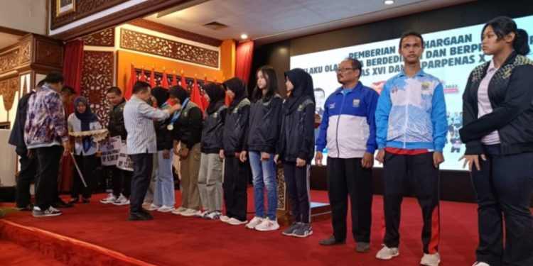 Gubernur Al Haris Serahkan Bonus Kontingen Popnas dan Peparpenas Jambi