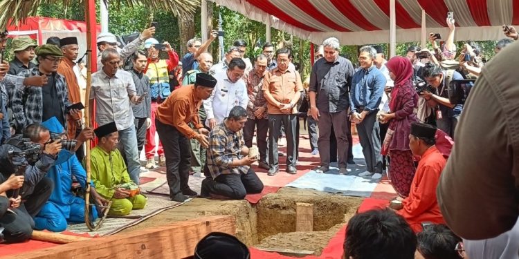 Al Haris Lakukan Peletakan Emas Prosesi Tegak Tiang Tuo, Mega Proyek Revitalisasi KCBN Muaro Jambi