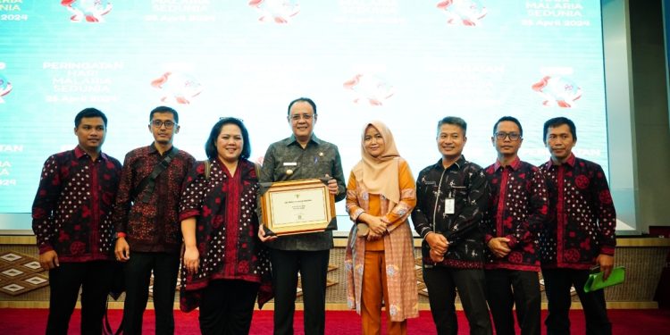 Pj Bupati Tebo Varial Adhi Putra menerima Sertifikat Eleminasi Malaria dari Kementerian Kesehatan RI