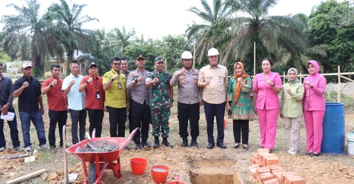 Kapolres Tebo Melakukan Peletakkan Batu Pertama Pembangunan Polsek Serai Serumpun