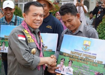 Gubernur Jambi Serahkan Bantuan Dumisake di Batanghari