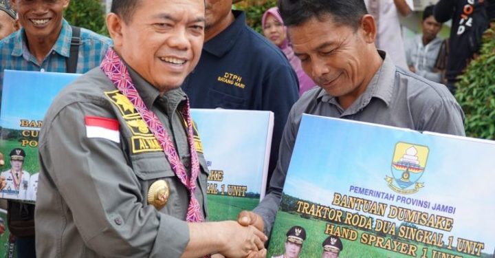 Gubernur Jambi Serahkan Bantuan Dumisake di Batanghari
