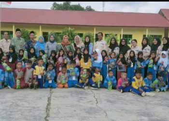 Hj. Tanty Harvianty Kunjungi Sejumlah TK dan SD di Desa Sari Mulya Kecamatan Rimbo Ilir