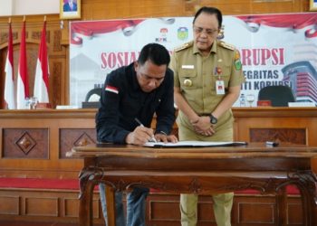 Hadiri Sosialisasi Anti Korupsi, Ketua DPRD Tebo Tandatangani Pakta Integritas