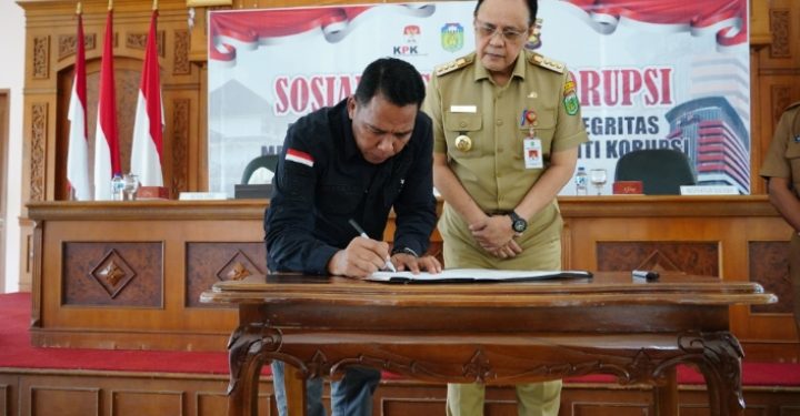 Hadiri Sosialisasi Anti Korupsi, Ketua DPRD Tebo Tandatangani Pakta Integritas