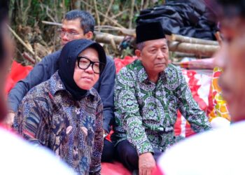 Wagub Sani Dampingi Mensos RI Temui SAD dan Salurkan Bantuan