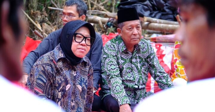 Wagub Sani Dampingi Mensos RI Temui SAD dan Salurkan Bantuan