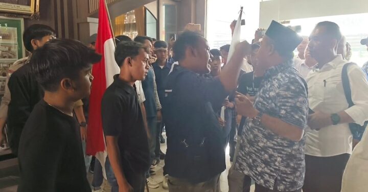 Gemakato Gelar Aksi di Gedung DPRD Tebo