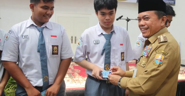 Diserahkan Gubernur Al Haris, 1.259 Siswa Tak Mampu di Kota Jambi Terima Bantuan Dumisake Pendidikan